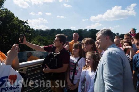 Знаки: Киевский мост дал трещину после визита Порошенко (ФОТО, ВИДЕО)