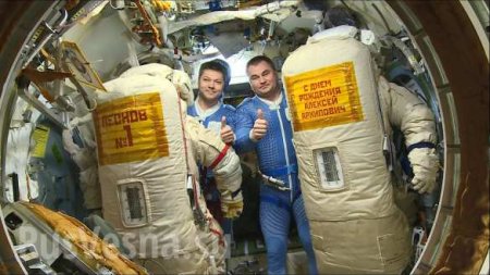 Российские космонавты забрали в открытом космосе полотенце, которое провисело там 10 лет, и оставили ещё одну вещь (ВИДЕО)