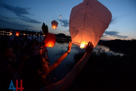 Жители ДНР и России запустили в небо более 2000 фонариков в знак памяти о погибших детях Донбасса (ФОТО)
