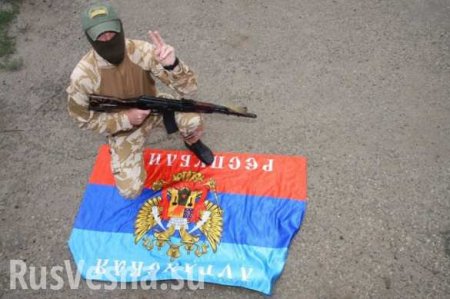 Рискуя жизнью, антифашист отобрал флаг ЛНР у киевских оккупантов (ФОТО, ВИДЕО)