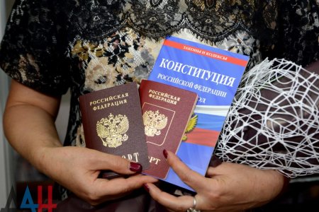 «Наконец-то свершилось»: жители ДНР радуются получению российских паспортов (ФОТО)