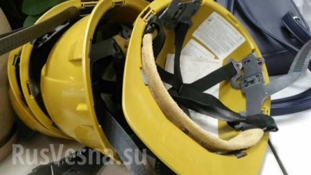 Зрада: во время визита Зеленского в Мариуполь журналистам выдали каски, закупленные в России (ФОТО)