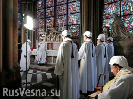 Впервые после пожара: в Нотр-Даме прошла необычная служба (ФОТО, ВИДЕО)