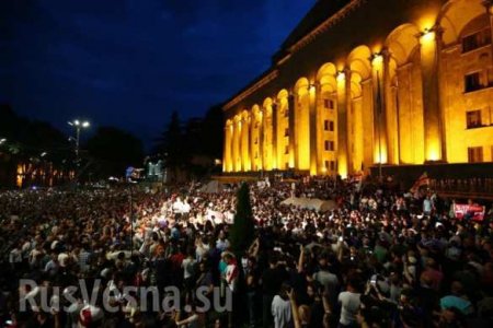 СРОЧНО: В Грузии митингующие штурмуют здание парламента из-за российского депутата (+ФОТО, ВИДЕО)
