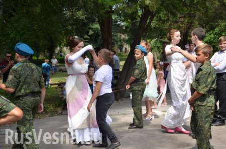 В Киеве — парад извращенцев, а на Донбассе — классический бал (ФОТО)