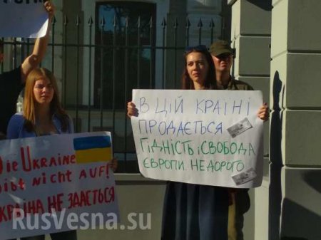 Украинцы пикетируют посольства стран, которые поддержали возврат России в ПАСЕ (ФОТО, ВИДЕО)