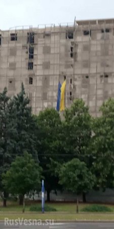 Чисто украинская провокация: на заброшенном здании в Донецке вывесили унылый «прапор» (ФОТО)