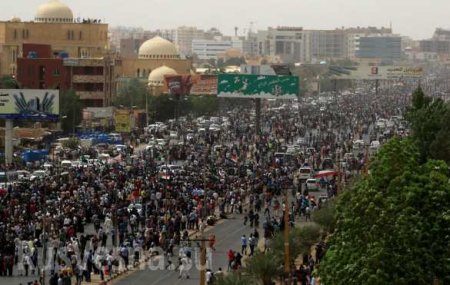 По сценарию Майдана — на митинге в Судане неизвестные снайперы открыли огонь по толпе, множество убитых (ФОТО, ВИДЕО)