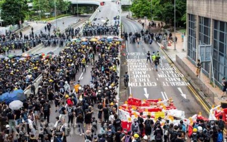 МОЛНИЯ: майдан в Китае — демонстранты штурмуют здание Законодательного Совета в Гонконге (ФОТО, ВИДЕО)