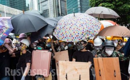 МОЛНИЯ: майдан в Китае — демонстранты штурмуют здание Законодательного Совета в Гонконге (ФОТО, ВИДЕО)