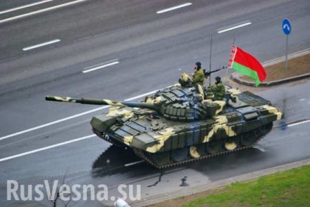 Танк едва не вылетел на тротуар после парада в Минске (ВИДЕО)