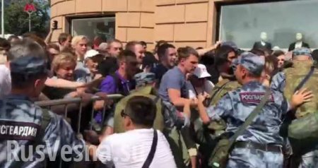 «Майдан» в Москве: протестующие прорвали оцепление, полиция готовится к жёстким задержаниям (ФОТО, ВИДЕО)