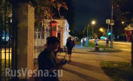 СРОЧНО: Полиция жёстко разогнала навальнистов, мешавших работе городской больницы (+ФОТО, ВИДЕО)