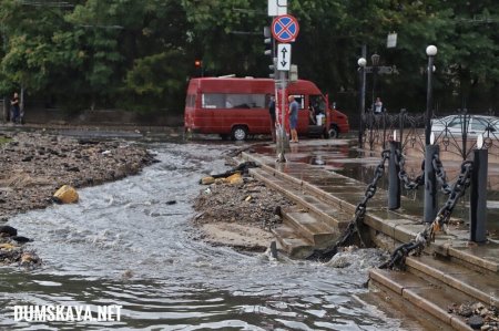 Фонтаны из грязи, сход грунта: последствия шторма в Одессе (ФОТО, ВИДЕО)