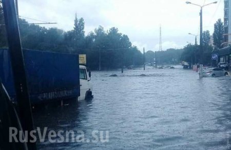 Фонтаны из грязи, сход грунта: последствия шторма в Одессе (ФОТО, ВИДЕО)