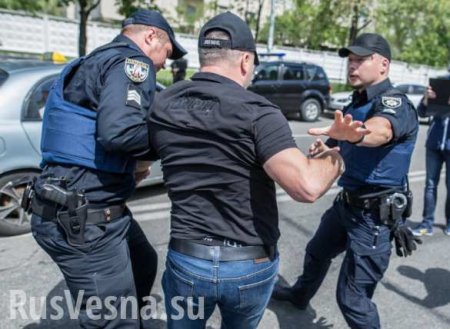 Украинский полицейский демонстративно наступил задержанному на лицо (ВИДЕО)