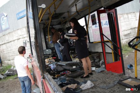 «Все в крови» — в Перми автобус врезался в здание (+ФОТО, ВИДЕО)