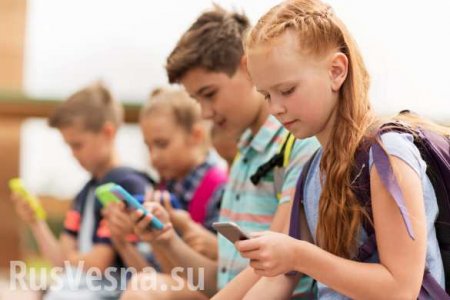 Российских школьников хотят оставить без мобильников