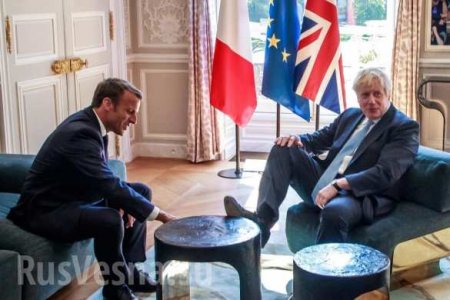 Премьер Британии положил ногу на стол во время встречи с президентом Франции (ФОТО, ВИДЕО)