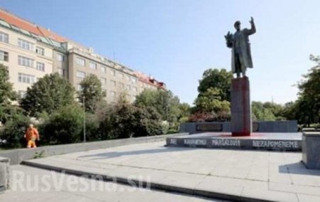 В Праге осквернили памятник советскому маршалу (ФОТО)