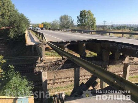 В Харькове обрушился автомобильный мост (ФОТО, ВИДЕО)