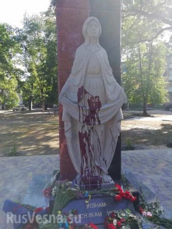 В день независимости на Житомирщине облили краской памятник «атошникам» (ФОТО)