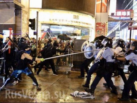 Протесты в Гонконге: полицейские применили огнестрельное оружие (ФОТО, ВИДЕО)