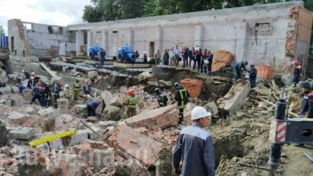 Стена здания рухнула на рабочих в Новосибирске, люди остаются под завалами (ФОТО, ВИДЕО)