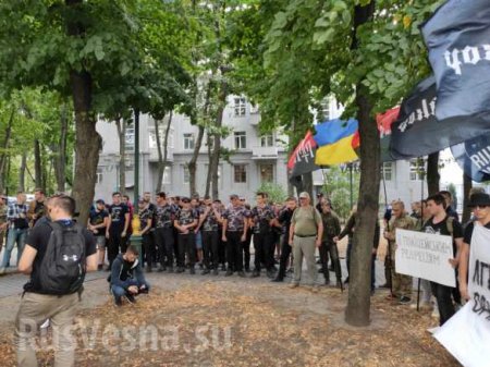 Нацисты требуют у полиции освободить задержанных после гей-парада в Харькове (ФОТО)