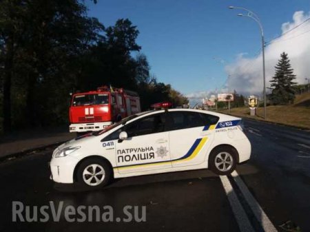 МОЛНИЯ: В Киеве неизвестный угрожает взорвать мост. Движение перекрыто, идёт стрельба (ФОТО, ВИДЕО)