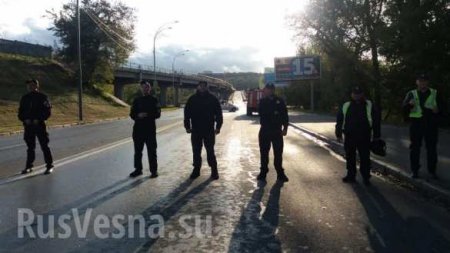 МОЛНИЯ: В Киеве неизвестный угрожает взорвать мост. Движение перекрыто, идёт стрельба (ФОТО, ВИДЕО)