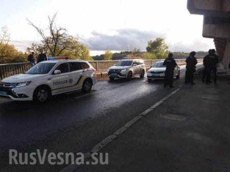 МОЛНИЯ: В Киеве неизвестный угрожает взорвать мост. Движение перекрыто, идёт стрельба (ФОТО, ВИДЕО)