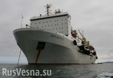 В Тихом океане загорелся огромный российский корабль — подробности спасательной операции