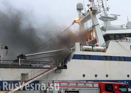 В порту Норвегии загорелся российский траулер (ФОТО)