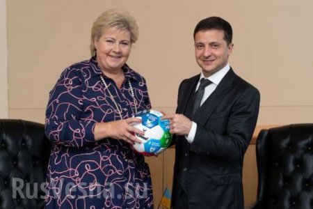 Зеленский предложил Норвегии добывать на Украине газ и получил в подарок мяч (ФОТО)