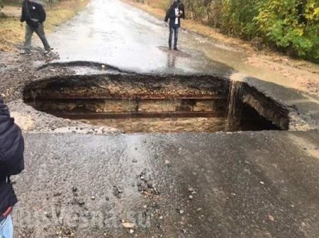 Ничего необычного: на родине Порошенко воры развалили действующий мост (ФОТО, ВИДЕО)