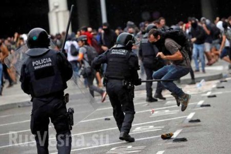 Дубинки и резиновые пули: Испанская полиция жёстко разгоняет протесты в Каталонии (ФОТО, ВИДЕО)