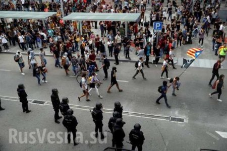 Дубинки и резиновые пули: Испанская полиция жёстко разгоняет протесты в Каталонии (ФОТО, ВИДЕО)