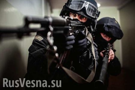 Спецназ взял штурмом дом криминального авторитета в Красноярском крае (ВИДЕО)