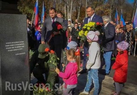 В Киеве рушат, в Донецке ставят: память маршала-освободителя увековечена в ДНР (ФОТО, ВИДЕО)