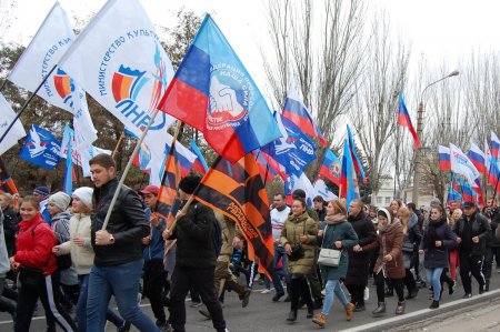 ЛНР: тысячи молодых людей с флагами России пробежали по Луганску (ФОТО)