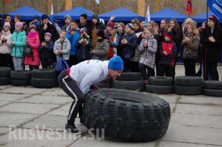 ЛНР: тысячи молодых людей с флагами России пробежали по Луганску (ФОТО)