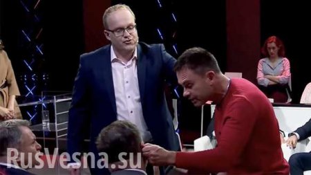 Украинского журналиста схватили за ухо после призыва прекратить войну (ВИДЕО)