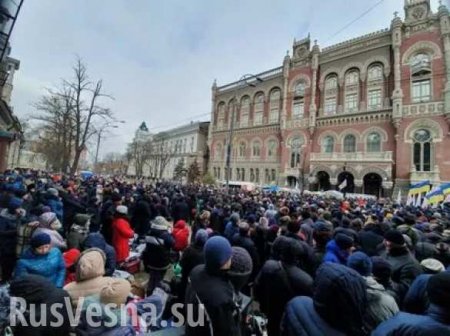 «Банду геть!» — митингующие ворвались в здание Нацбанка Украины (ВИДЕО)