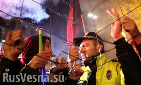 Протестующие заблокировали президента Грузии в кафе: пришлось эвакуироваться, не доев (ВИДЕО)