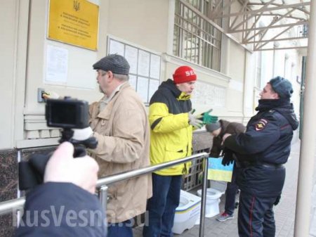 К посольству Украины в Москве принесли унитазы для кораблей ВМСУ (ФОТО, ВИДЕО)