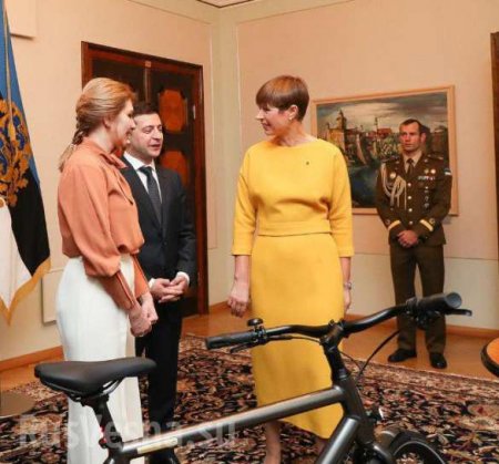 Президент Эстонии подарила Зеленскому велосипед (ФОТО)