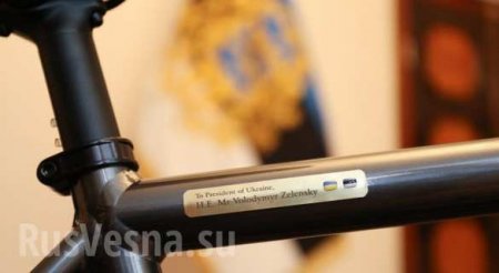 Президент Эстонии подарила Зеленскому велосипед (ФОТО)