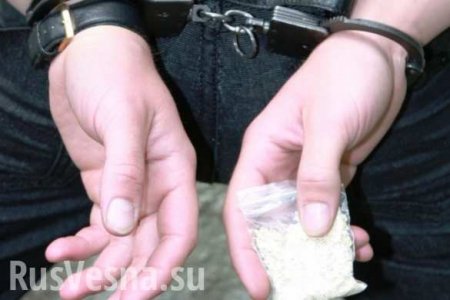 Не снимая формы: под Киевом полицейский торговал наркотиками (ФОТО)