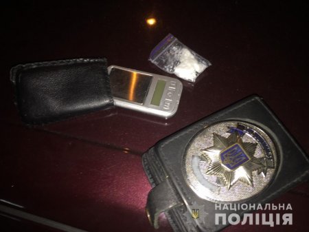 Не снимая формы: под Киевом полицейский торговал наркотиками (ФОТО)